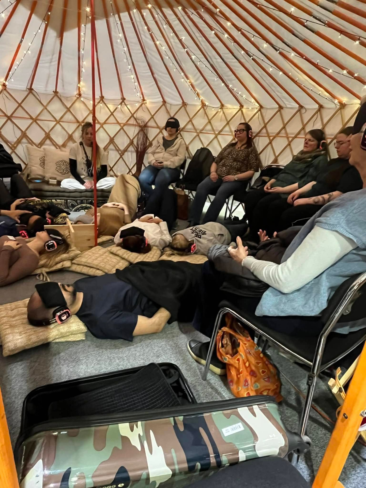 Silent meditation och hypnosterapi-session med deltagare i en yurt